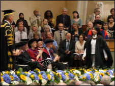 今天，我們在英國畢業(yè)了