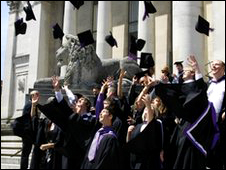 今天，我們在英國畢業(yè)了