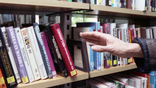 英國學(xué)生：學(xué)費(fèi)應(yīng)該包括教科書