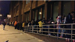 警局登記難 留學(xué)生無奈徹夜排隊(duì)