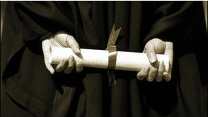 政府錯估教育耗資 英國學(xué)生或?qū)⒙駟? style=