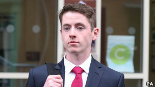 英國(guó)大學(xué)生醉酒 拿倉(cāng)鼠下鍋