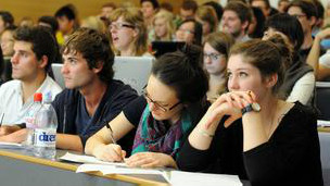 英國(guó)大學(xué)學(xué)費(fèi)“連續(xù)三年不變”