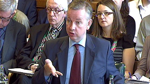 英百名專家聯(lián)名批評(píng)新教育大綱