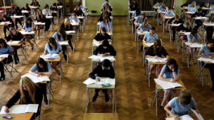 英國學子寄望“幸運內(nèi)褲”考出好成績