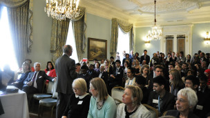 世界英語(yǔ)演講比賽華人首任評(píng)委