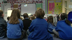 英格蘭小學(xué)老師 工時(shí)較短工資不少