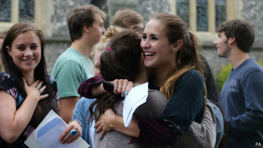 英“高考”揭榜 逾38萬學(xué)子被錄取