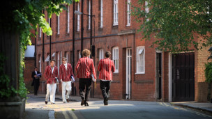 調(diào)查:半數(shù)英國家長選擇公立學(xué)校