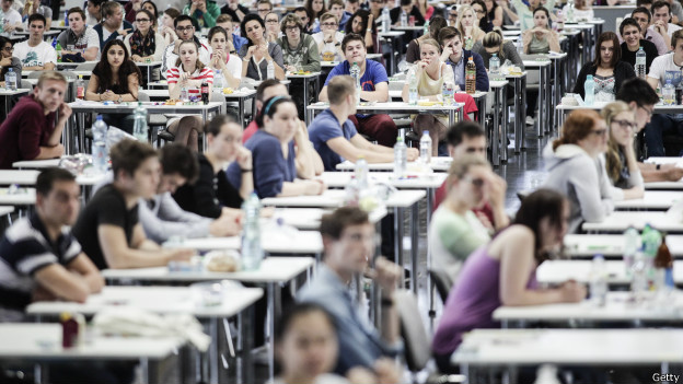 學(xué)生當心！部分英國大學(xué)“擅改課程內(nèi)容”