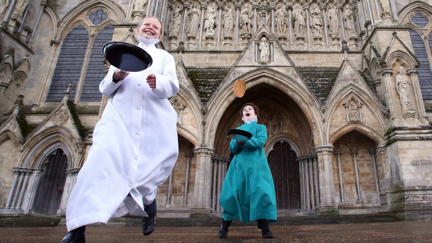 As flat as a pancake 平如煎餅