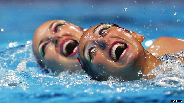 To keep your head above water 勉強(qiáng)維持