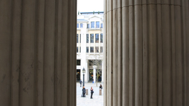 A pillar of society 社會棟梁