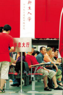 父母們,請放手讓新生闖天下