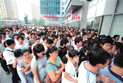 北京奧運(yùn)后首場(chǎng)招聘會(huì)爆棚