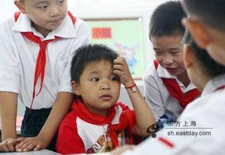 抗震小英雄林浩在滬入學(xué) 面對記者“耍大牌”