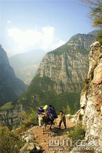 懸崖鑿出上學路