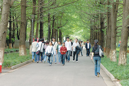 班級“特務(wù)”:牙磣了一滿杯的純真