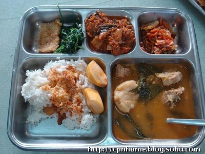 中國(guó)大學(xué)食堂與美國(guó)大學(xué)食堂大比拼