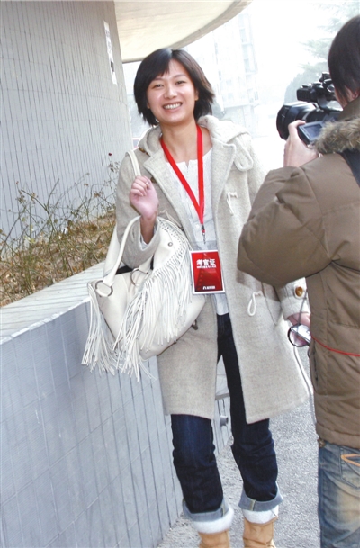 徐靜蕾素顏現(xiàn)身北影考場(chǎng)擔(dān)任考官