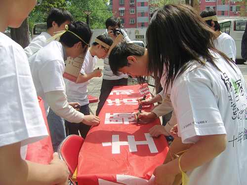 攜手你我 關(guān)愛家園:世界地球日大學(xué)生在行動