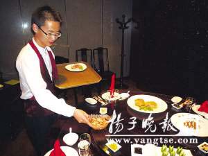 大學生“端盤子”月掙5000 放下架子端出“白領”