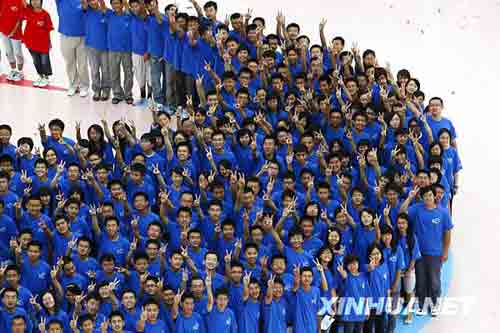 上海大學(xué)生用“心”迎世博