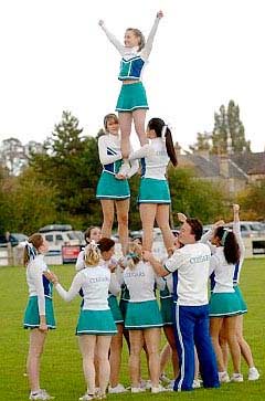 劍橋大學800年來組建首支美女啦啦隊