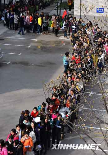 跑招聘會(huì)不如跑婚介所? 委員熱議女大學(xué)生就業(yè)難