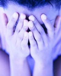 人真的會(huì)被嚇?biāo)绬幔?/>Vocabulary：</font></strong></p>

<p>Elude：逃避</p>

<p>Cop：（口語(yǔ)）警察</p>

<p>Botched：糟糕的；搞砸的</p>

<p>Fugitive：逃亡的</p>

<p>Prosecutor：檢察官</p>

<p>Felony：重罪</p>

<p>Neurology：神經(jīng)（?。W(xué)</p>

<p>Physiology：生理學(xué)</p>

<p>Dilate: 放大</p>

<p>Pupil: 瞳孔</p>

<p>Jaguar: 美洲豹</p>

<p>Primitive: 原始的</p>

<p>Rev up: 增大；提高</p>

<p>Hormone: 荷爾蒙</p>

<p>Adrenaline: 腎上腺激素</p>

<p>Neurotransmitter: 神經(jīng)遞質(zhì)</p>

<p>Visceral: 內(nèi)臟的</p>

<p>Receptor: 受體</p>

<p>Cardiac: 心臟的</p>

<p>Myocyte: 肌細(xì)胞</p>

<p>Sinoatrial: 竇房的</p>

<p>Atrioventricular: 心房與心室的</p>

<p>Ventricle: 心室</p>

<p>Predisposition: 傾向性</p>

<p><font size=