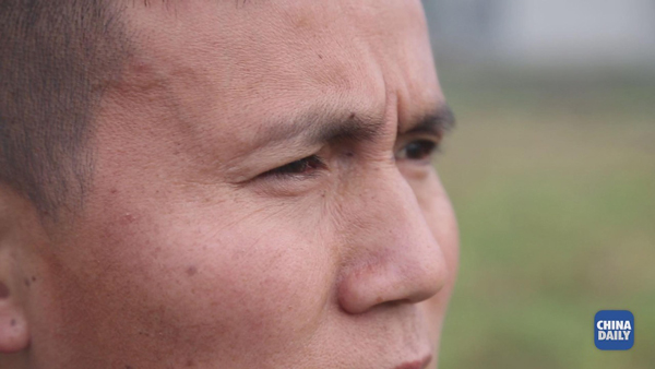 這個(gè)先天脊柱彎曲的貴州鐵漢，卻背負(fù)著全村人的脫貧夢(mèng) | 解碼中國(guó)