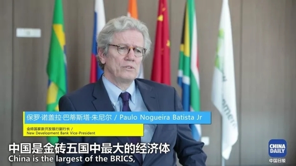 萌娃抱著地球儀，開始思考中國在世界上起了什么作用丨艾瑞克的小課堂