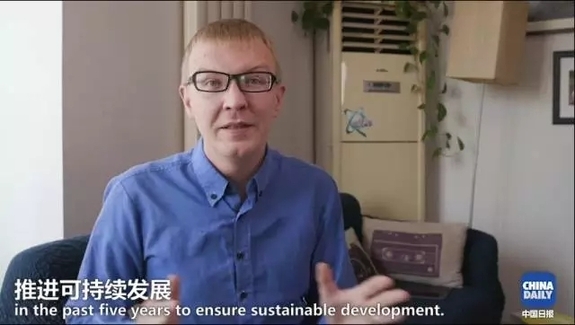 美國萌娃澆花“澆”出環(huán)保心得：賺得多，天更藍，才是硬道理！丨艾瑞克的小課堂