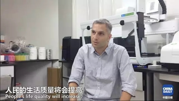 美國萌娃澆花“澆”出環(huán)保心得：賺得多，天更藍，才是硬道理！丨艾瑞克的小課堂