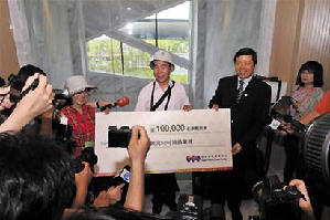 世博臺灣館迎來第10萬名游客 送出最貴大禮