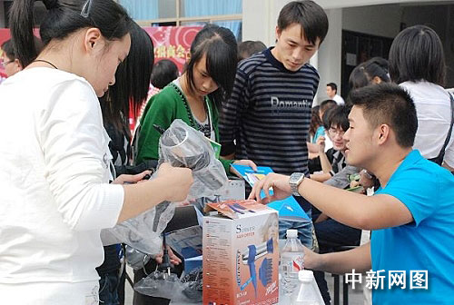 校方牽線搭橋“抱團”采購 為網(wǎng)創(chuàng)學(xué)子引來源頭水