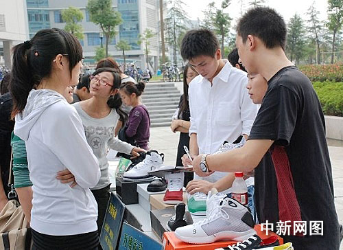 校方牽線搭橋“抱團”采購 為網(wǎng)創(chuàng)學(xué)子引來源頭水