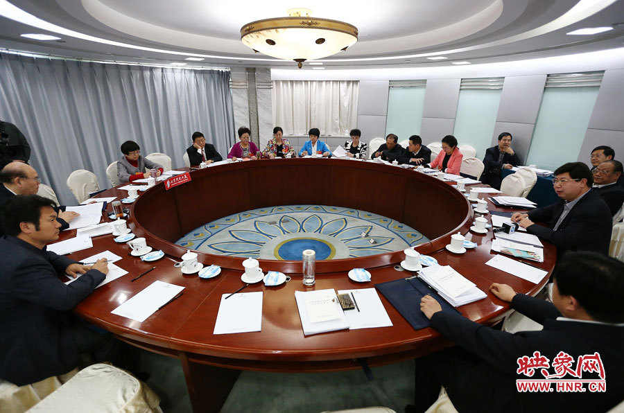 兩會(huì)花絮：會(huì)場(chǎng)內(nèi)外美妙的“線條”