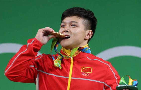 為何奧運(yùn)選手愛咬金牌？