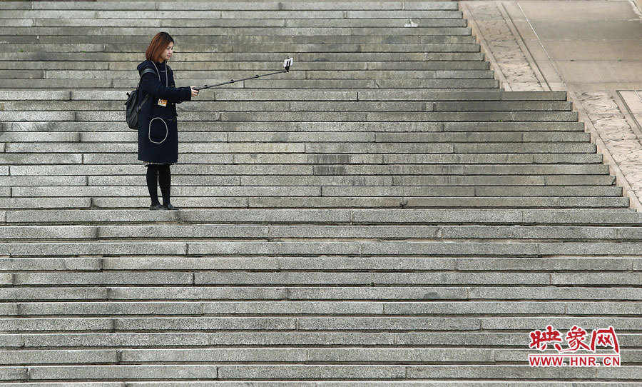 兩會花絮：會場內(nèi)外美妙的“線條”