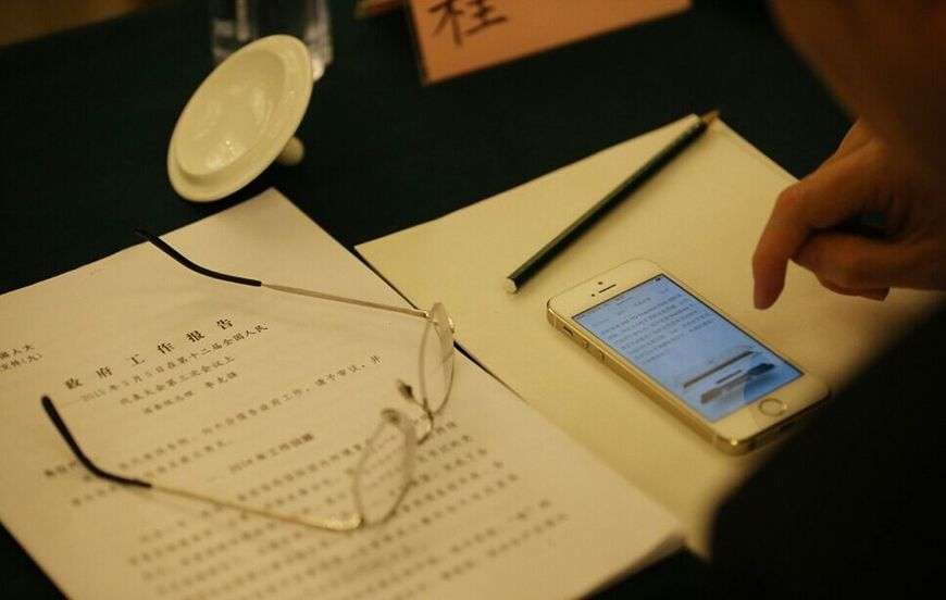 兩會花絮：攝影師捕捉代表們的手機(jī)
