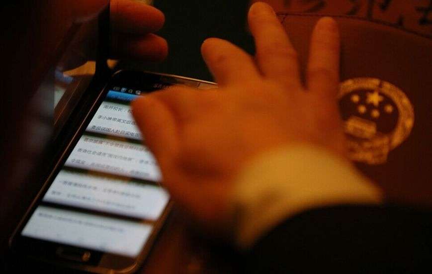 兩會花絮：攝影師捕捉代表們的手機(jī)