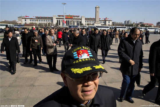 兩會(huì)花絮：外長萌手勢(shì) 姚明萌表情