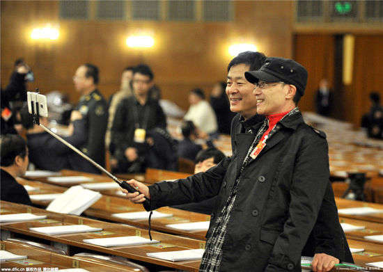 兩會(huì)花絮：外長萌手勢(shì) 姚明萌表情