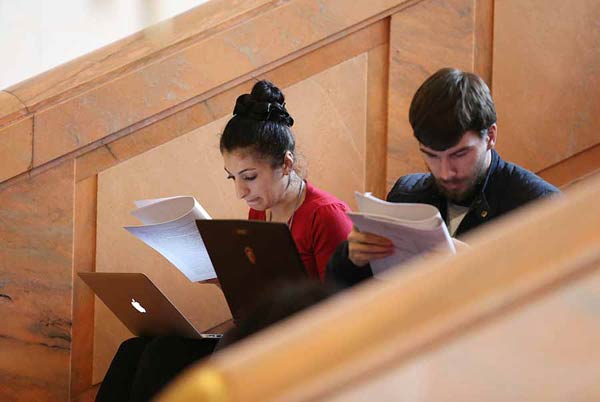 花絮:記者“讀報告”