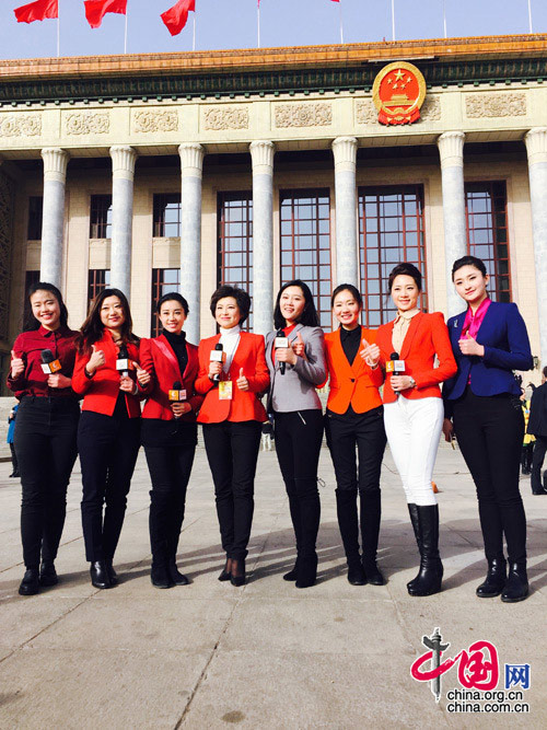 直擊兩會(huì)紅衣美女：上會(huì)女記者為什么喜歡穿紅色
