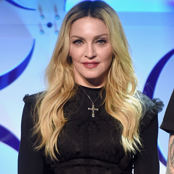 畫(huà)上胡子毫無(wú)違和感的美艷女星