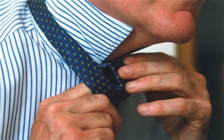 英職場著裝刮休閑風(fēng) 領(lǐng)帶50年內(nèi)將消亡