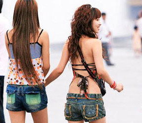 女士清涼夏裝成“視覺(jué)騷擾”？