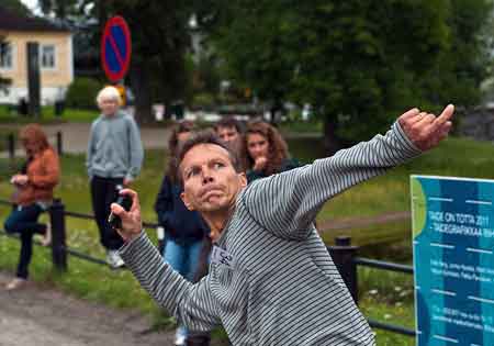 芬蘭扔手機大賽 男子創(chuàng)紀(jì)錄奪冠